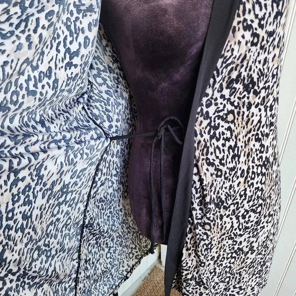 Women's Short Wrap Belted Dressing Robe Leopard Print Stretch Gray Black L - Picture 5 of 13